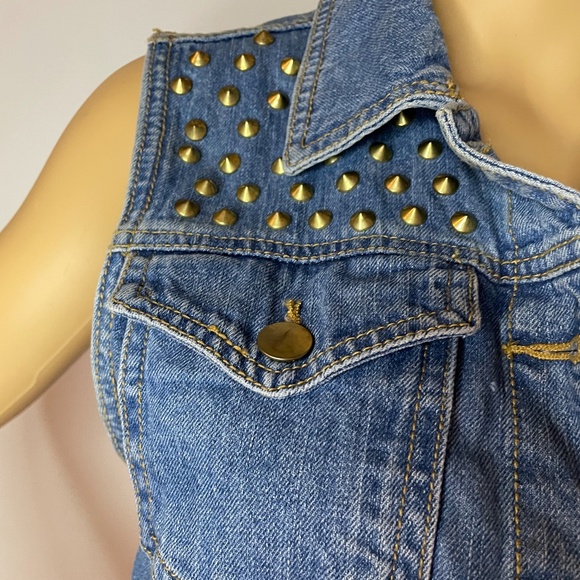 Super trendy Jean jacket with gold grommet details - Picture 5 of 9